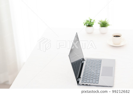 帶筆記本電腦和咖啡杯的白桌 99212682