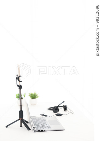 一張帶筆記本電腦、智能手機和耳機的白色桌子,用於直播 一張帶筆記本電腦、智能手機和耳機的白色桌子,用於直播 99212696