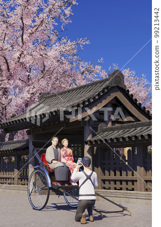 Foreign tourists taking commemorative photos on a rickshaw / Image of inbound spring trip to Japan 99213442
