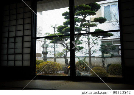 From a Japanese-style room in an old Japanese house 99213542