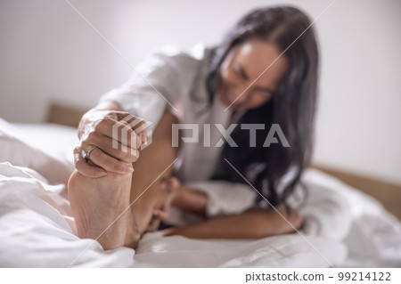 A young woman got severe cramps in her foot at night while sleeping 99214122
