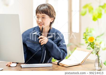 左撇子工程師在培訓期間使用顯示器 99214413