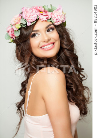 Brunette woman fashion model with cute smile 99214902