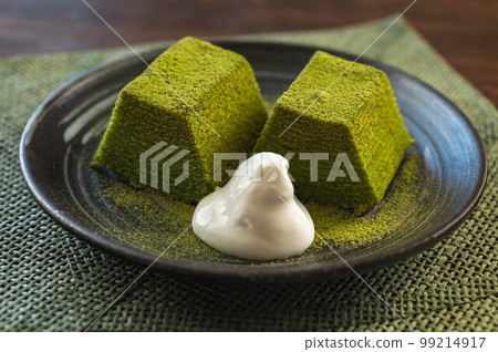 Matcha Baumkuchen Served with Fresh Cream 99214917