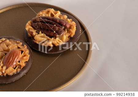 放在金色托盤上的巧克力佛羅倫薩特寫，粉紅色背景 99214938