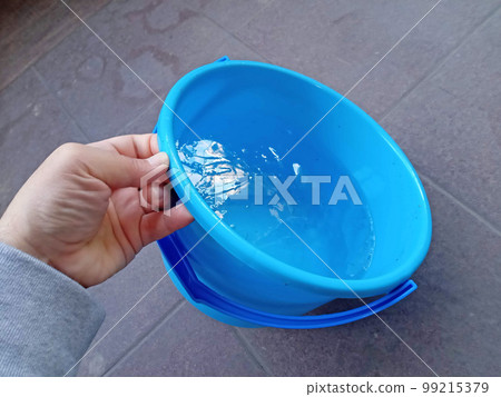 冰桶裡的水被截斷倒影的圖片 99215379