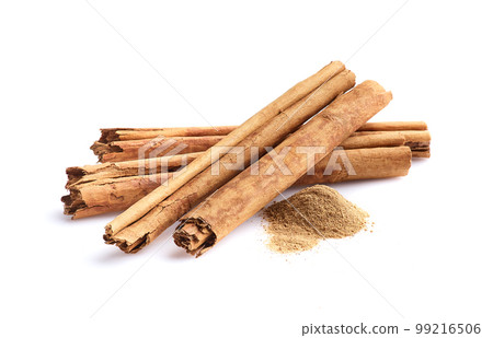 Cinnamon bark with powder in closeup 99216506