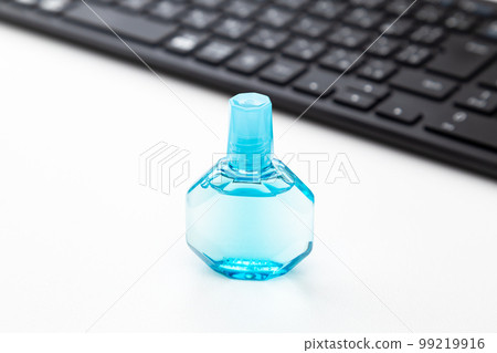 電腦桌上的眼藥水 99219916