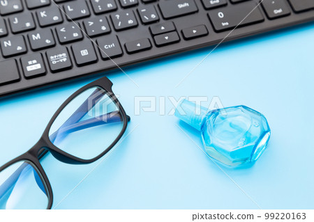 eye drops on the computer desk 99220163