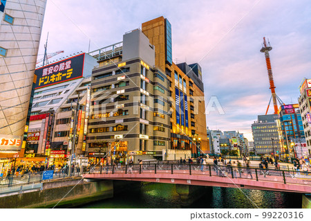 日本橫濱市景橫濱站前、橫濱生活和南齋橋(夜景) 日本橫濱市景橫濱站前、橫濱生活和南齋橋(夜景) 99220316