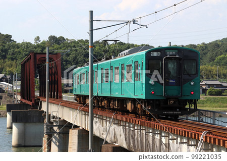 Kakogawa Line 103 series train crossing the iron bridge in Kunikame Kakogawa Line 103 series train crossing the iron bridge in Kunikame 99221035