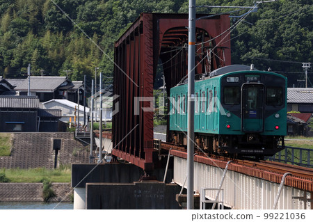 Kakogawa Line 103 series train crossing the iron bridge in Kunikame Kakogawa Line 103 series train crossing the iron bridge in Kunikame 99221036