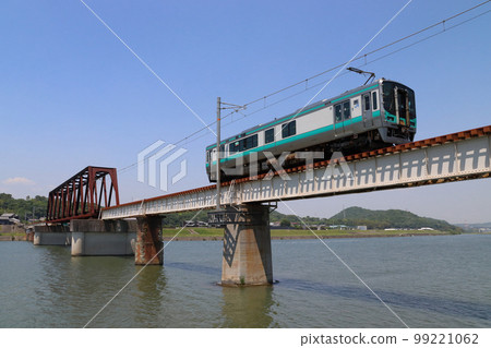 Kakogawa Line 125 series train crossing the iron bridge in Kunikame Kakogawa Line 125 series train crossing the iron bridge in Kunikame 99221062