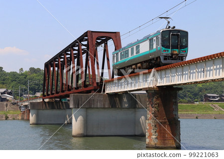 加古川線125系列列車穿越國龜鐵橋 99221063