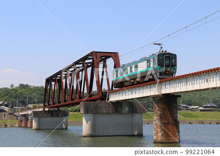 Kakogawa Line 125 series train crossing the iron bridge in Kunikame 99221064