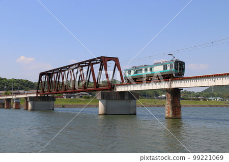 Kakogawa Line 125 series train crossing the iron bridge in Kunikame 99221069