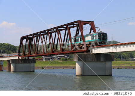 Kakogawa Line 125 series train crossing the iron bridge in Kunikame Kakogawa Line 125 series train crossing the iron bridge in Kunikame 99221070