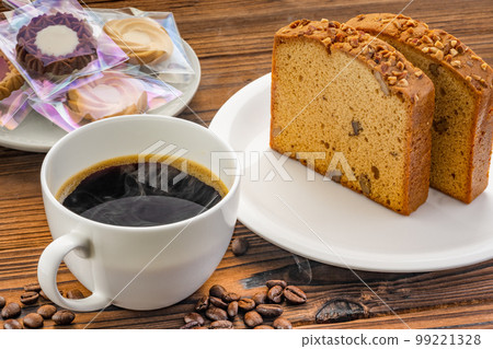 Pound cake and coffee 99221328