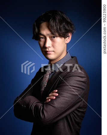 A young business person looking while folding his arms 99223900