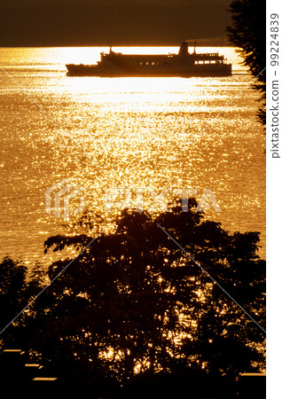 夕陽下閃耀的青函渡船_1412 99224839