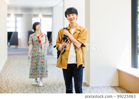 男人和女人在大廳裡看著他們的智能手機照片合作“LINK FOREST” 男人和女人在大廳裡看著他們的智能手機照片合作“LINK FOREST” 99225063