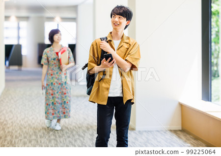 男人和女人在大廳裡看著他們的智能手機照片合作“LINK FOREST” 男人和女人在大廳裡看著他們的智能手機照片合作“LINK FOREST” 99225064