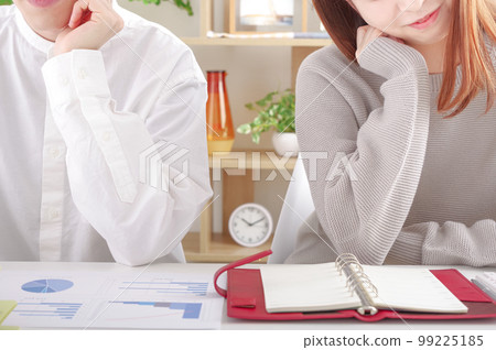 正在認真討論的年輕男女 99225185