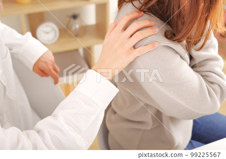 男人把手放在女人的肩膀上 男人把手放在女人的肩膀上 99225567