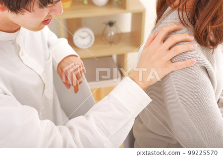 男人把手放在女人的肩膀上 99225570