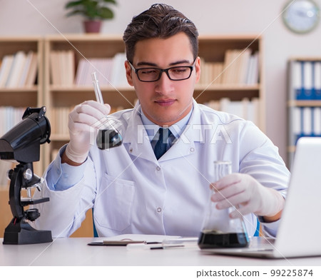 Young lab assistan working in the laboratory 99225874