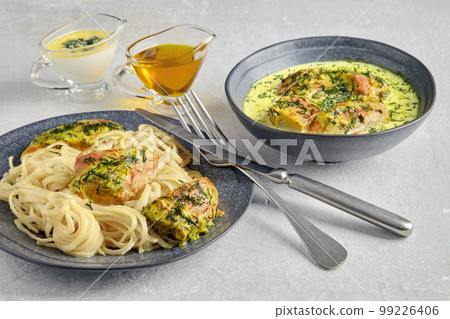 Plate of spaghetti with fried chicken, baked with herbs and cream sauce 99226406