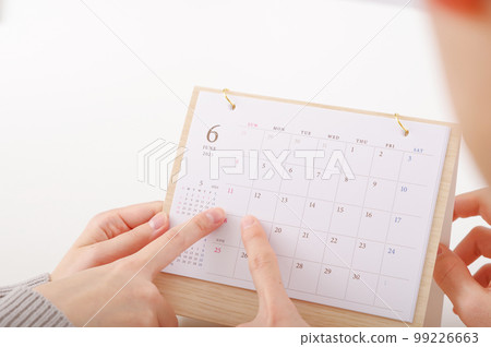 看日曆 6 月的男人和女人 看日曆 6 月的男人和女人 99226663