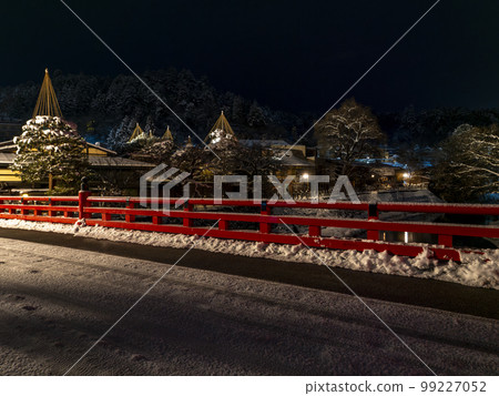 飛驒高山中橋在積雪的隆冬夜景 飛驒高山中橋在積雪的隆冬夜景 99227052
