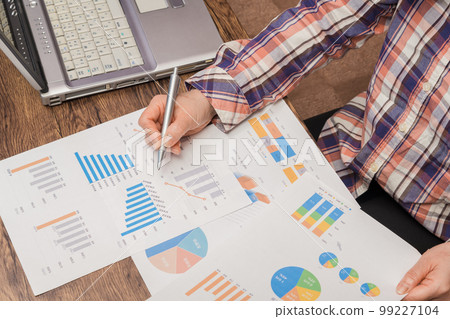 [A woman who works at home] 99227104