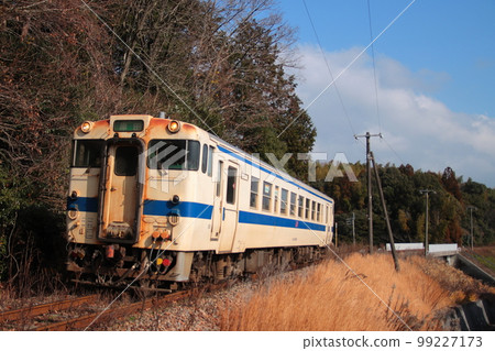 Kiha 40 series diesel train running on the JR Harada Line in sunny weather_Photographed on 1/16/2023 99227173