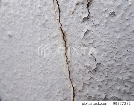 Exterior wall cracks and paint peeling 99227281