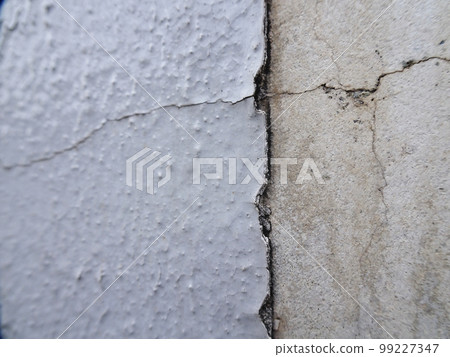 Exterior wall cracks and paint peeling 99227347