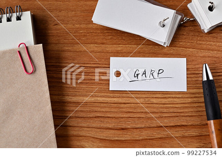 一張桌子,上面有一本寫成 GARP 的單詞書 一張桌子,上面有一本寫成 GARP 的單詞書 99227534