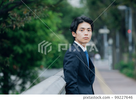 一個年輕的商人的肖像 99227646