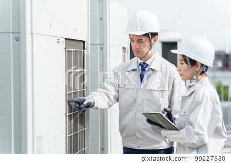 維修室外機的工人 維修室外機的工人 99227880