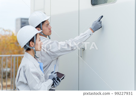 檢查配電盤的工人 檢查配電盤的工人 99227931