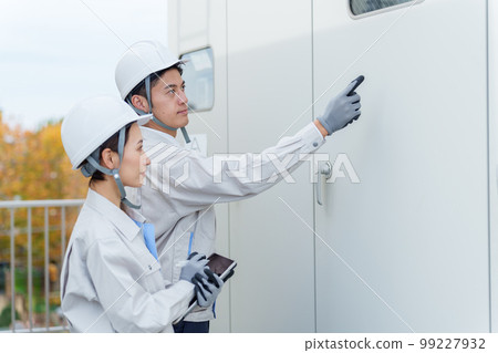 檢查配電盤的工人 檢查配電盤的工人 99227932