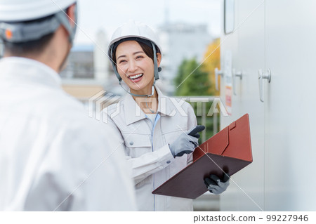 檢查配電盤的工人 檢查配電盤的工人 99227946