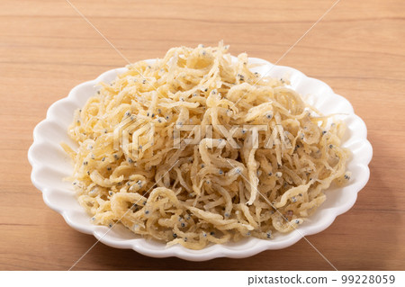 Crispy deep-fried whitebait 99228059