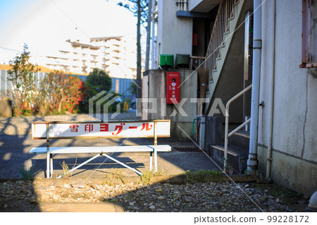 有古色古香的長凳的風景 99228172