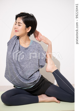 做鴿子式瑜伽的美女 99228441