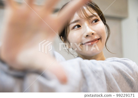 在舞蹈工作室跳舞的年輕女子舞蹈嘻哈形象 99229171
