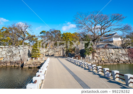 Okayama Castle inner moat stone wall and guide bridge 99229282