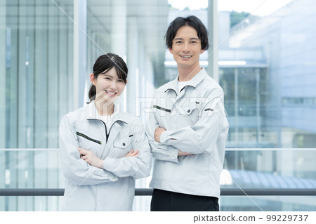 兩名年輕男女工人的肖像 兩名年輕男女工人的肖像 99229737