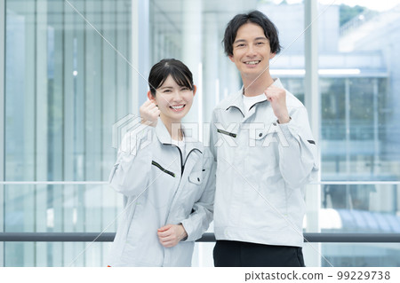 兩名年輕男女工人的肖像 99229738